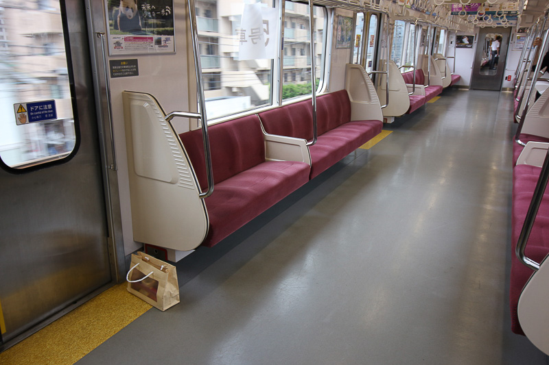 不審物のある車両から乗客が避難
