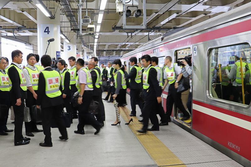 駅に到着し、乗客が全員下車
