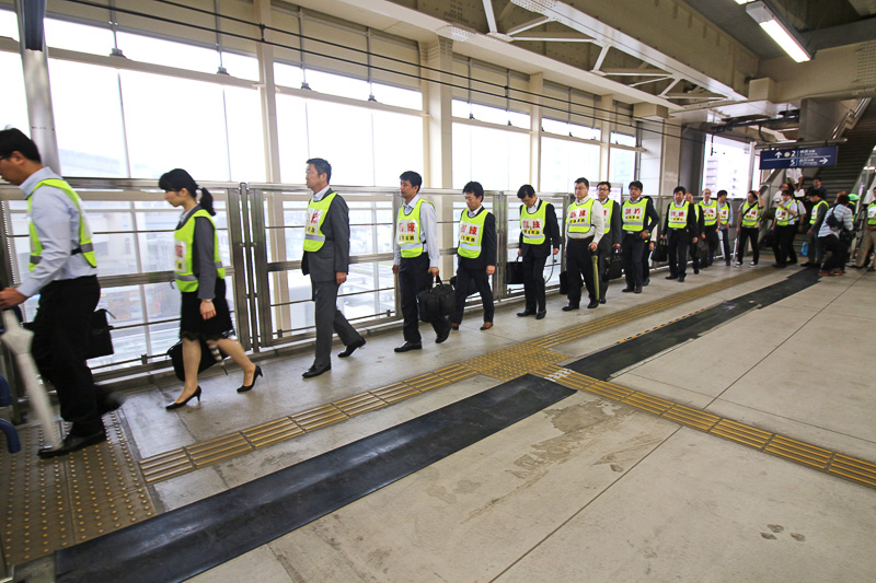 駅員の誘導で出口へ移動
