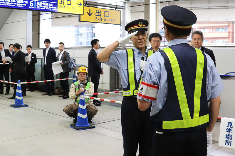 駅長へ状況を報告