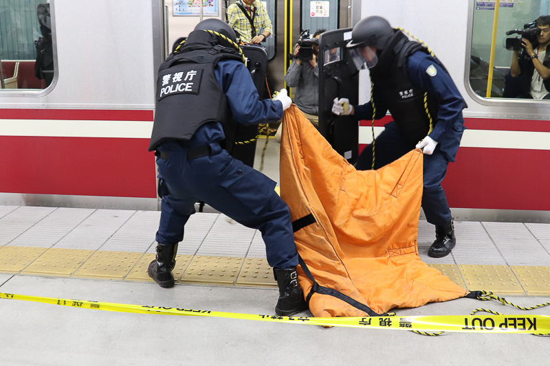 かけ声と共に防爆マットを移動