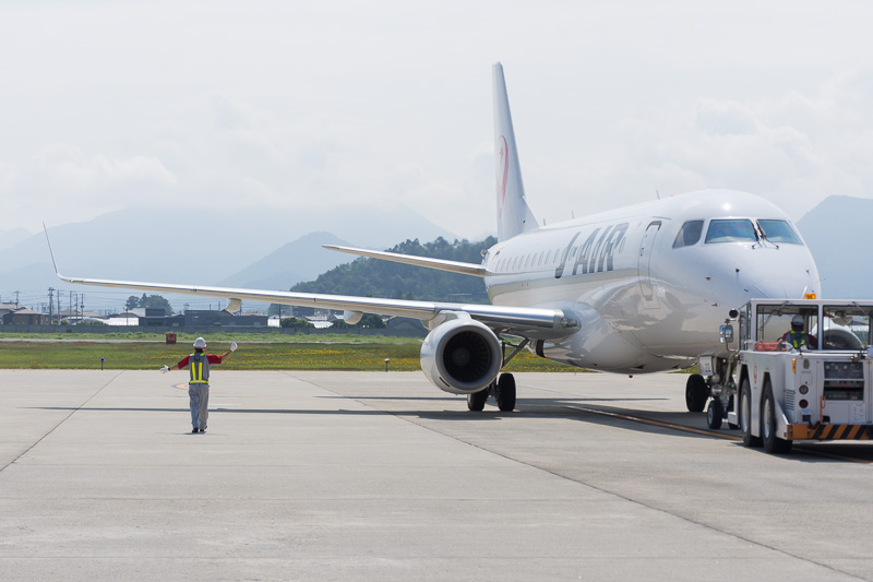 セレモニーに参加した関係者が見守るなかプッシュバックを開始