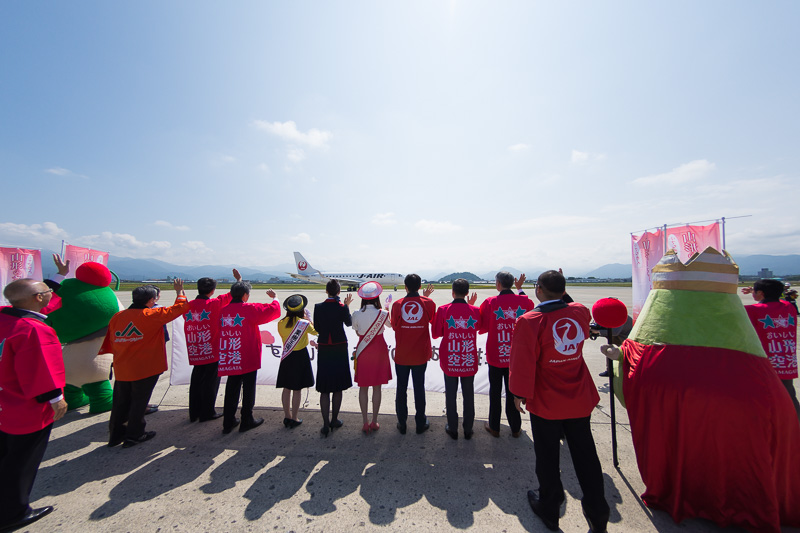 乗客74名とさくらんぼ135kgを積んだJAL174便を見送る関係者