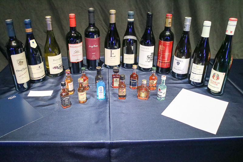 マスターソムリエが選定したワインやリキュール類が用意されている