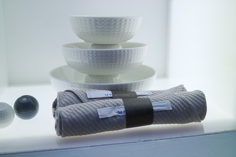 ユナイテッド航空のロゴマークにあるグローバルの模様をモチーフに、食器類などにエンボス加工のデザインが施されている