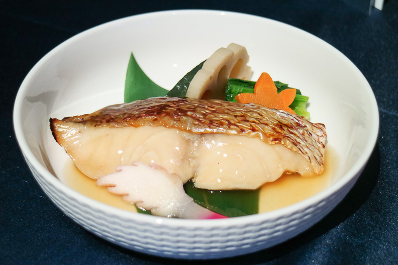 和食のメインディッシュは「真鯛の柚庵焼き、にんじん、甘酢生姜、蓮根、南瓜、ほうれん草、笹の葉にのせて」