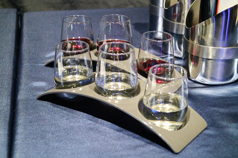 ワインは赤3種、白3種から試飲をして気に入ったものを選べる