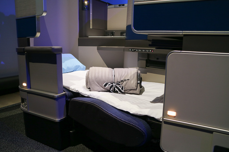 シートをフルフラットにして寝具類をセットしたところ