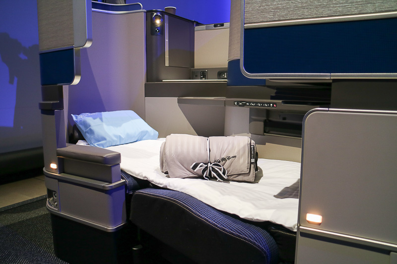 シートをフルフラットにして寝具類をセットしたところ