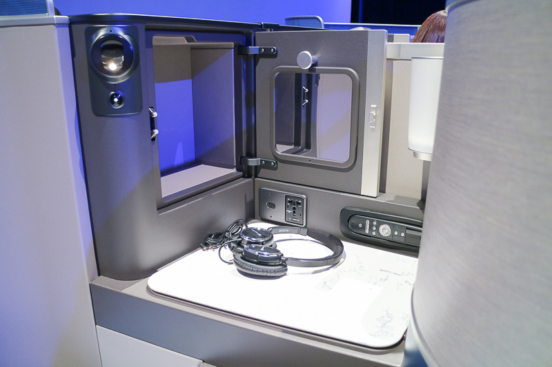 サイドテーブルには扉の内側に鏡を備えた小物入れが備えられている