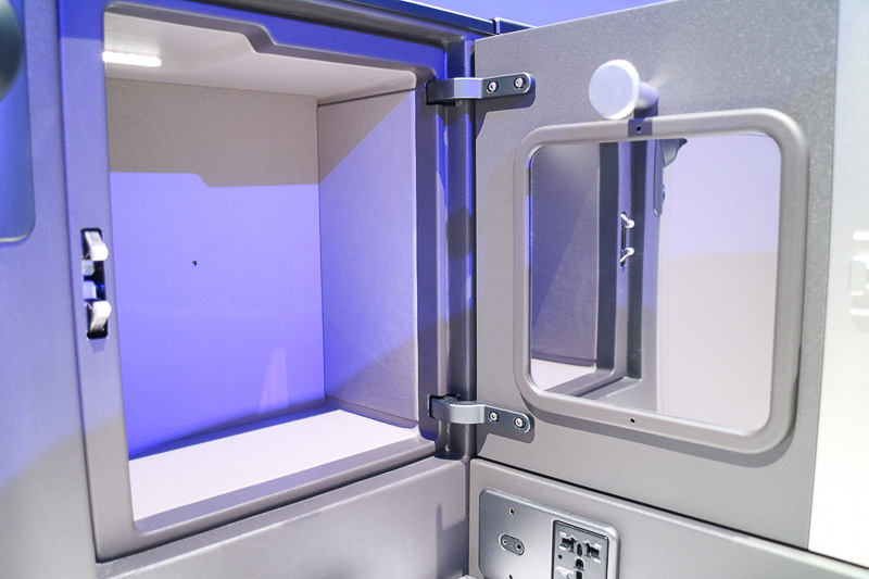 サイドテーブルには扉の内側に鏡を備えた小物入れが備えられている