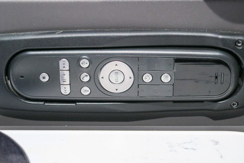 機内エンタテイメントシステムのリモコン