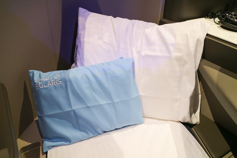 通常の枕（右）のほかに、冷涼感のあるジェル入りの低反発枕（左）も使用できる