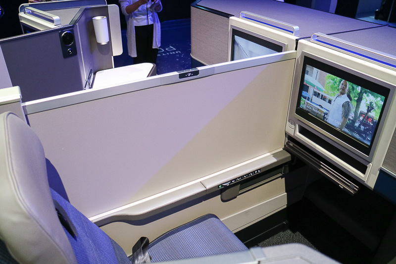 中央の2席の間には電動式のプライバシーディバイダーが設けられている