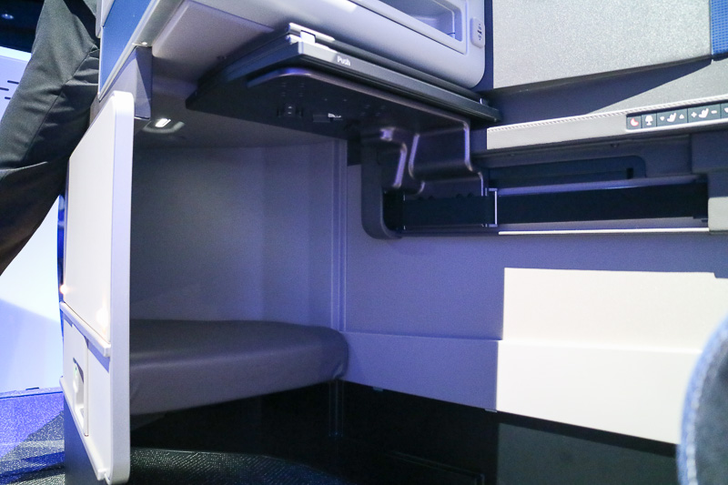 モニター下のスペースと、180度に倒したシートによって198cmのベッドスペースとなる。身長176cmの記者が横になっても足下にはまだまだ余裕があった