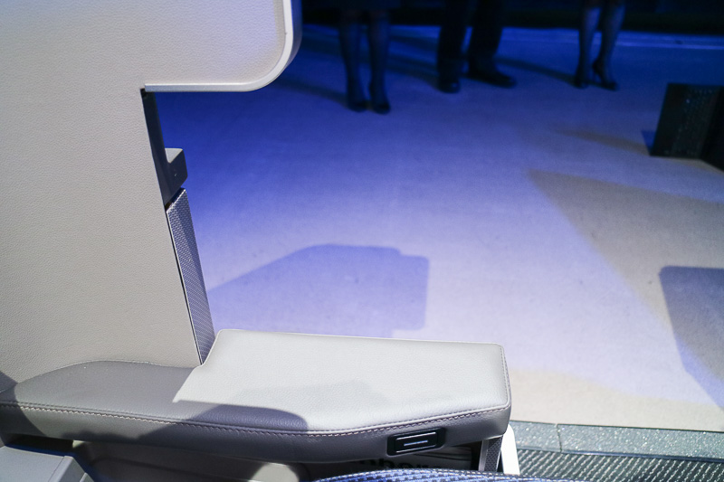 ひじ掛けは横にあるスイッチを押すとロックが解除され、手動で上下できる