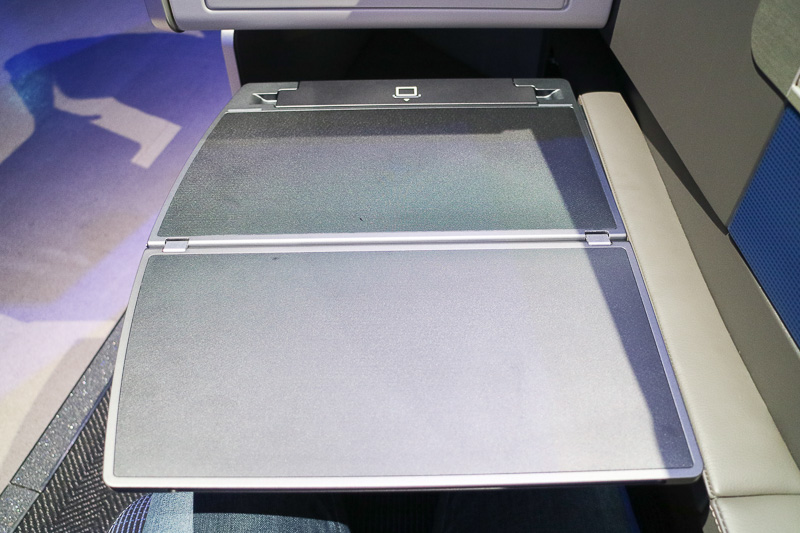 テーブルはモニターの下に収納されていて、引き出して使用する。テーブルにはタブレットスタンドが設けられており、タブレットを立てかけて、モニターの下にあるUSBポートで充電できる