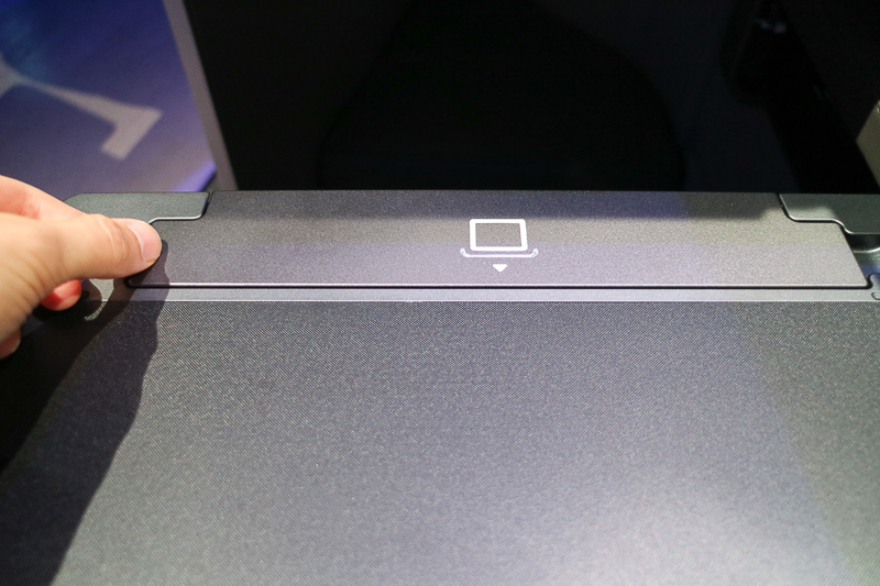 テーブルはモニターの下に収納されていて、引き出して使用する。テーブルにはタブレットスタンドが設けられており、タブレットを立てかけて、モニターの下にあるUSBポートで充電できる