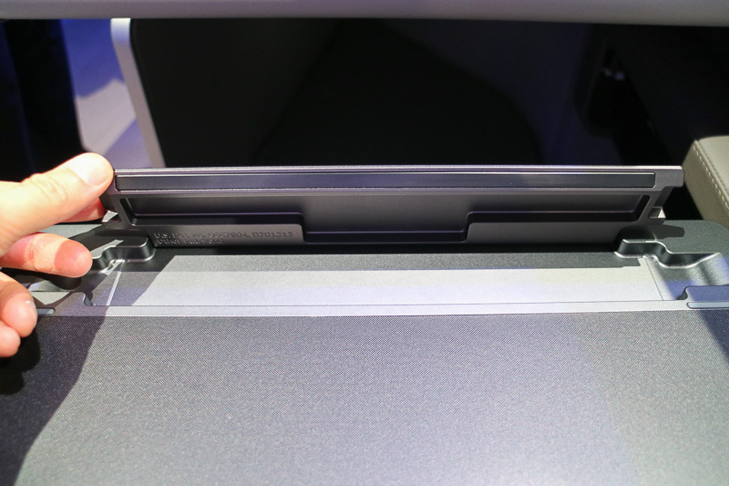 テーブルはモニターの下に収納されていて、引き出して使用する。テーブルにはタブレットスタンドが設けられており、タブレットを立てかけて、モニターの下にあるUSBポートで充電できる