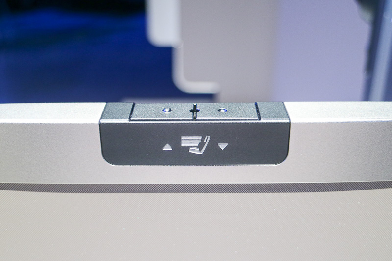 中央の2席の間には電動式のプライバシーディバイダーが設けられている