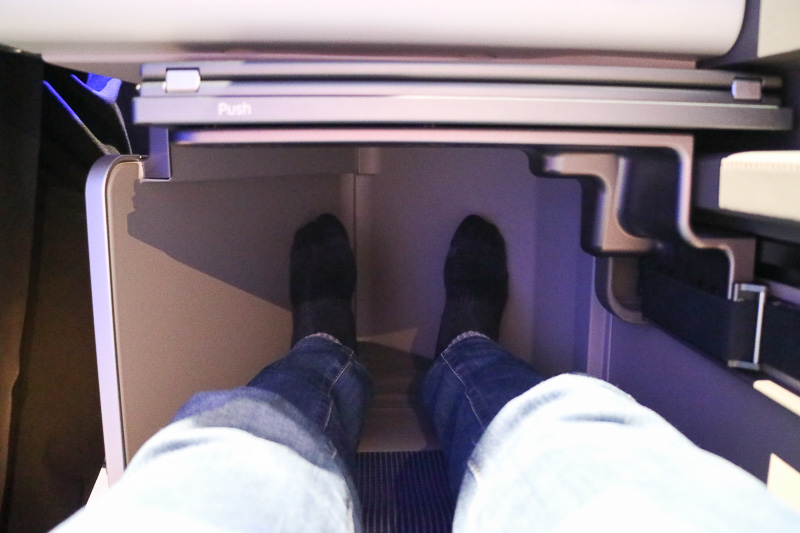 モニター下のスペースと、180度に倒したシートによって198cmのベッドスペースとなる。身長176cmの記者が横になっても足下にはまだまだ余裕があった