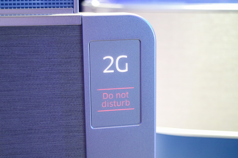 「月」のマークのスイッチをオンにすると通路側に「Do not disturb」と表示される