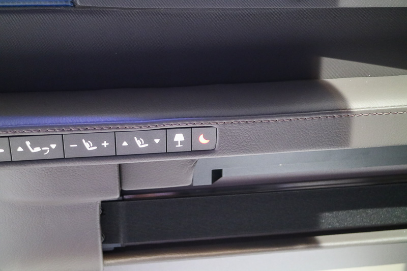 「月」のマークのスイッチをオンにすると通路側に「Do not disturb」と表示される