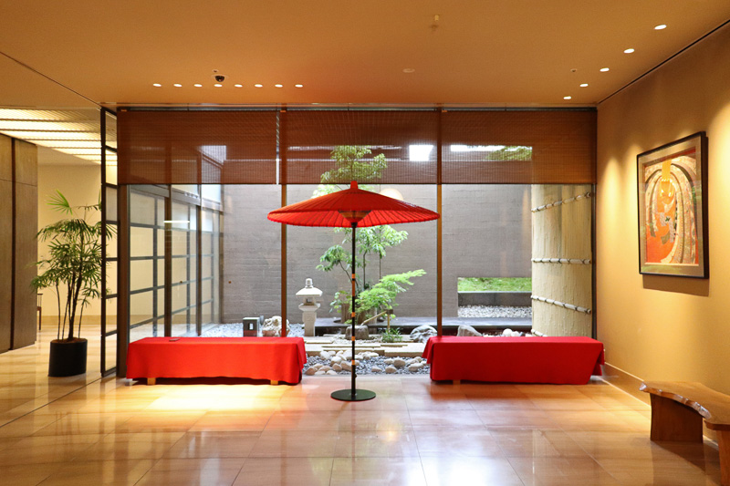 京都らしい趣向のフロント。ビジネス客からファミリー層まで利用者は幅広い
