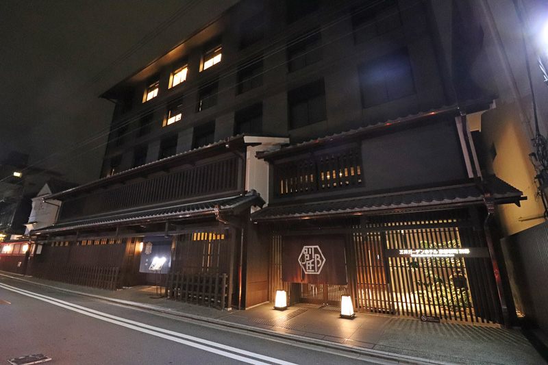 夜のライトアップも美しい。向かって左は外部利用もできる日本料理レストラン「居様（IZAMA）」