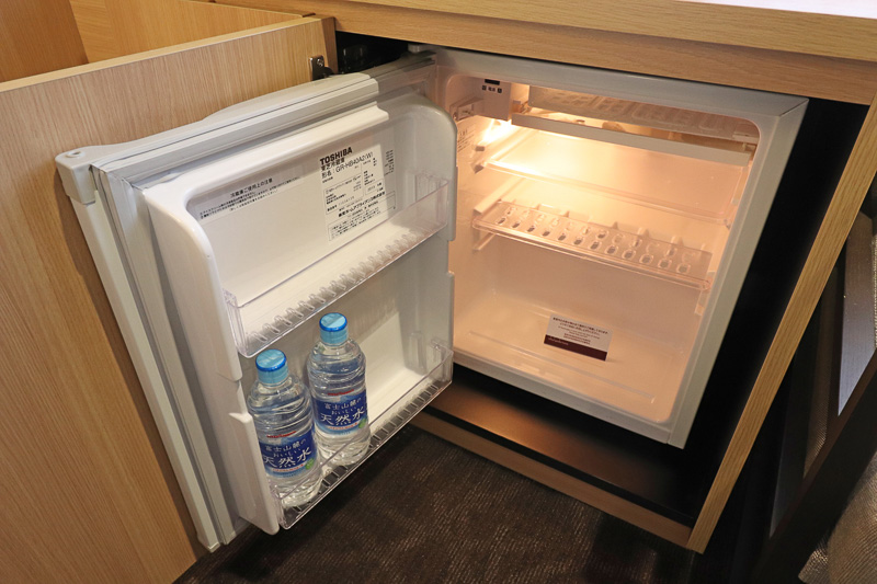 冷蔵庫には無料の水のペットボトルが用意されていた