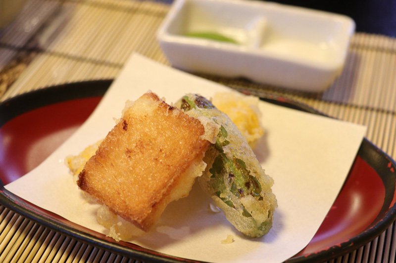 天ぷらコースの一部。えんどう豆のコロッケが絶品だった