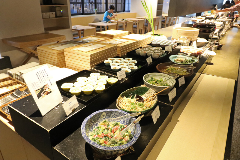 京のおばんざいが小鉢や大皿で種類豊富に用意されている