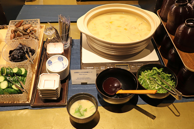 逸品メニューの「お野菜たっぷり白味噌スープ」