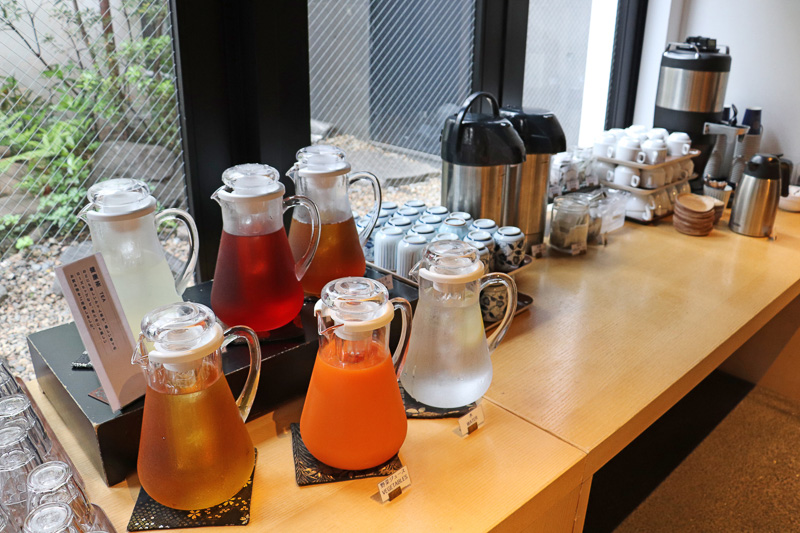 お茶、コーヒー、野菜ジュースから健康茶までドリンクの種類も豊富