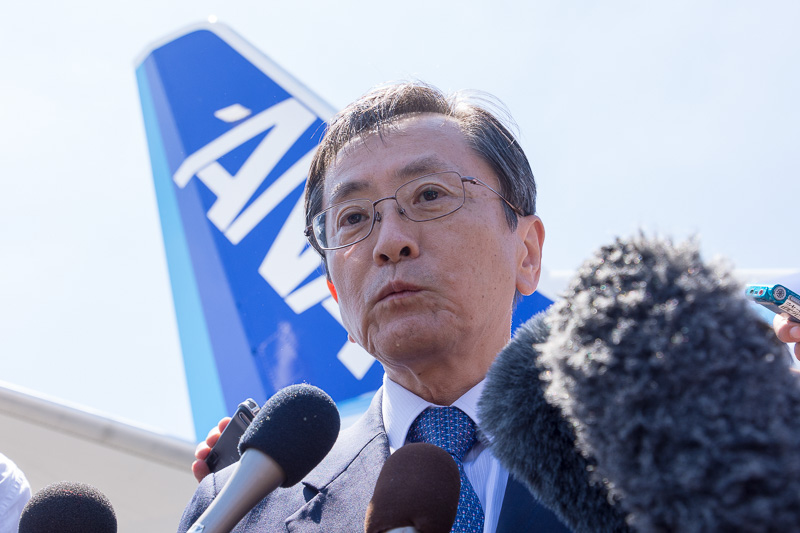 ANA塗装のMRJをバックに囲み取材に応じる篠辺氏