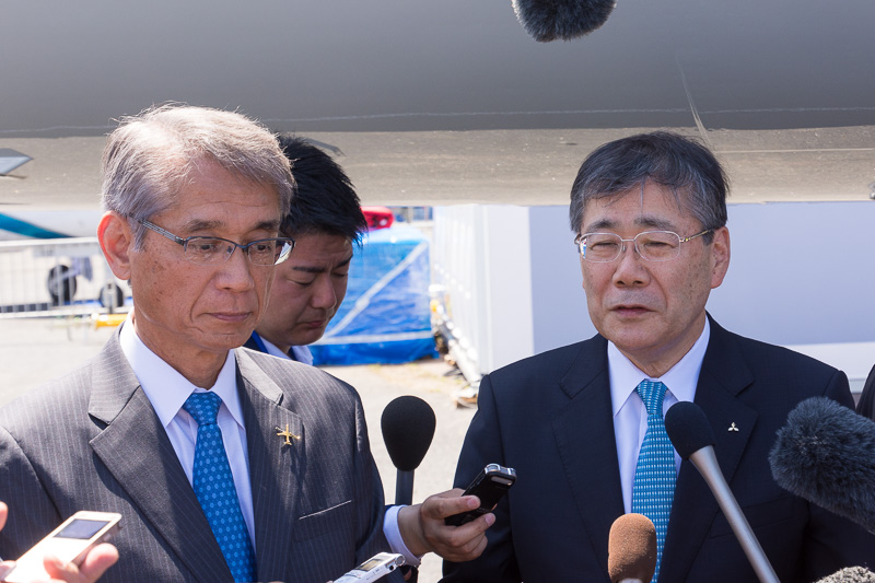 囲み取材に応じる三菱重工業 宮永氏（右）と三菱航空機 水谷氏（左）