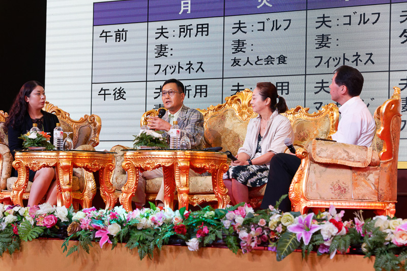 一般財団法人 ロングステイ財団 川嶋彩氏（左）と、チェンマイ在住者（中央2人）を交えてパネルディスカッション