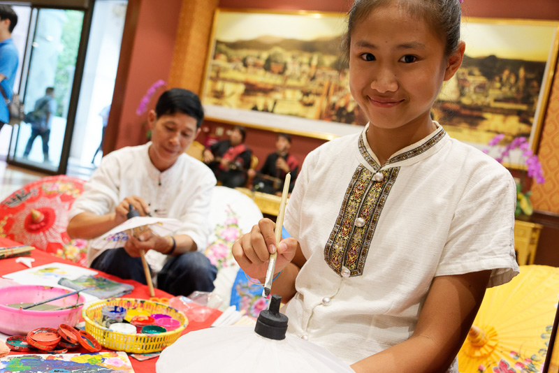 傘に筆で装飾する伝統工芸を体験可能