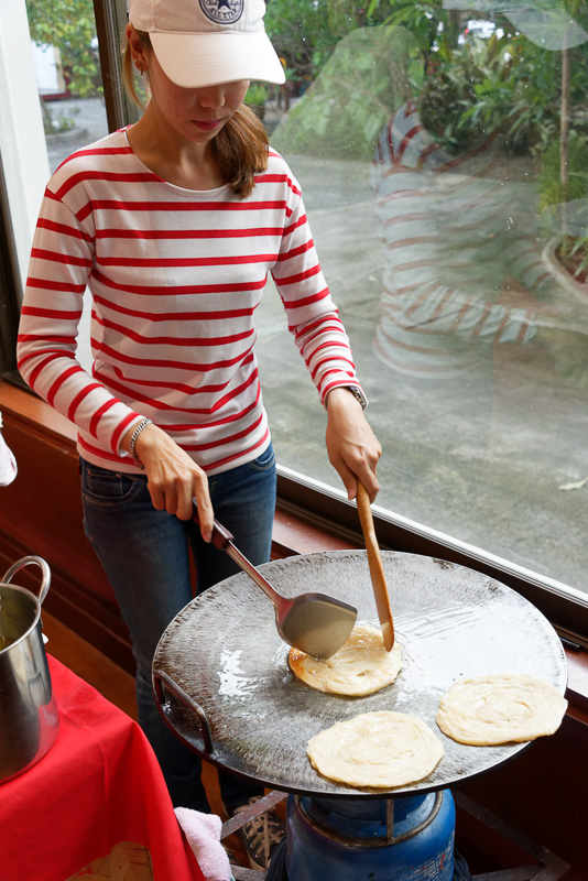タイ風の揚げナン。バター、砂糖、練乳などをかけて食べる