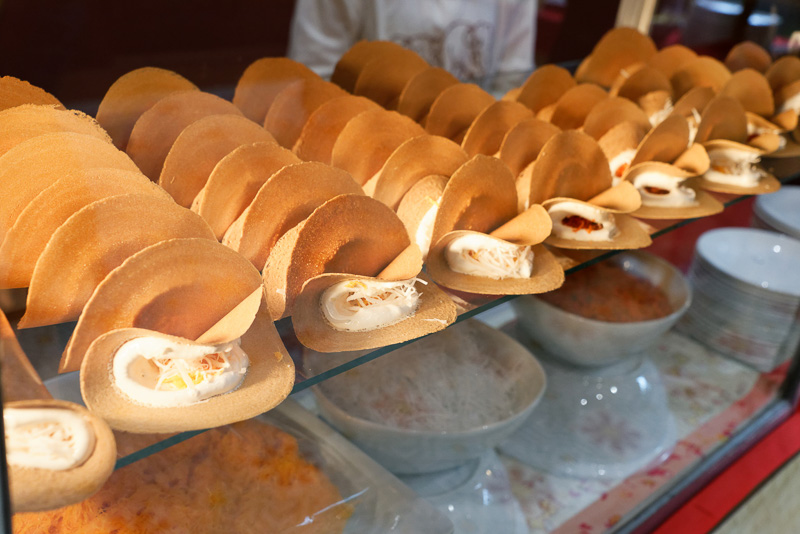 ココナッツの実やクリームなどをはさんだクレープ状のお菓子