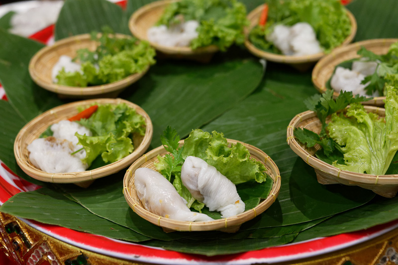 餡をココナッツミルクを含む薄焼きの皮で包んだ料理