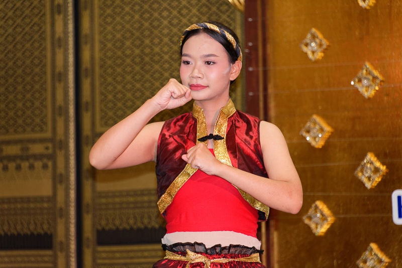 さまざまなタイ伝統の踊りも披露