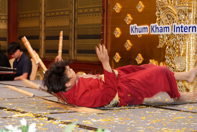 迫力ある太鼓や武器を使った出し物も