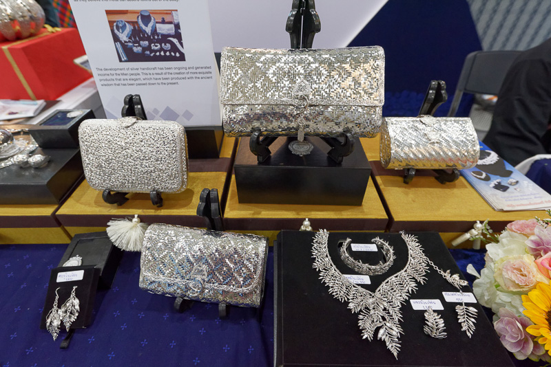 銀を使った小物やインテリア製品も展示。自然素材のソープ、シャンプーもある