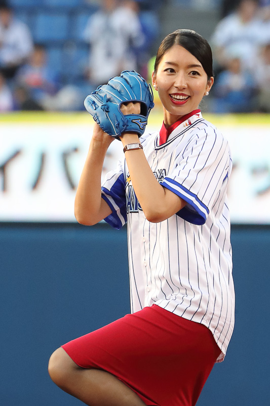 試合はキャセイパシフィック航空のCAによる始球式で幕を開けた