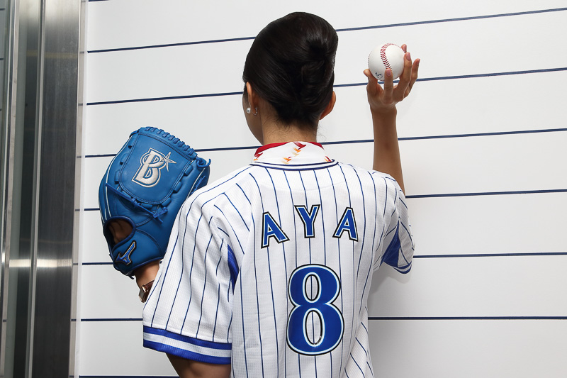 北道綾氏にはユニフォームの他始球式で投じたボールとベイスターズのロゴ入りグローブが贈られた。