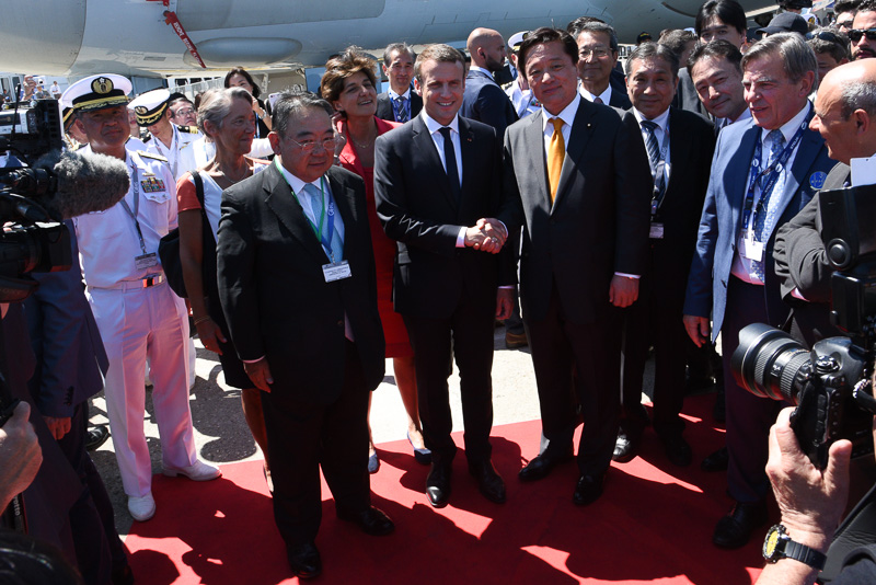 海上自衛隊の哨戒機「P-1」を表敬訪問したマクロン フランス大統領（中央）