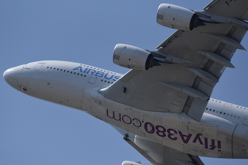 急上昇や大きなバンク角でのデモフライトを行なうエアバス A380型機