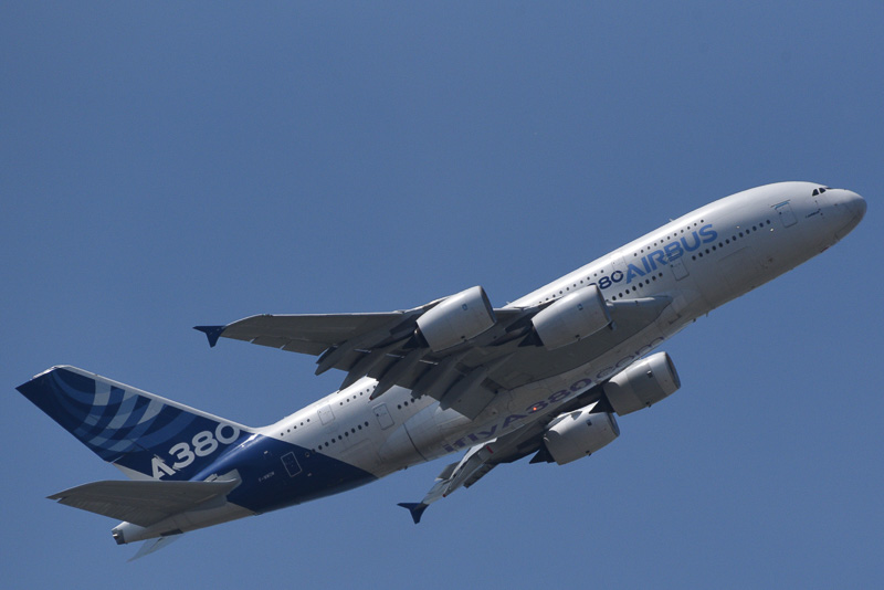 急上昇や大きなバンク角でのデモフライトを行なうエアバス A380型機