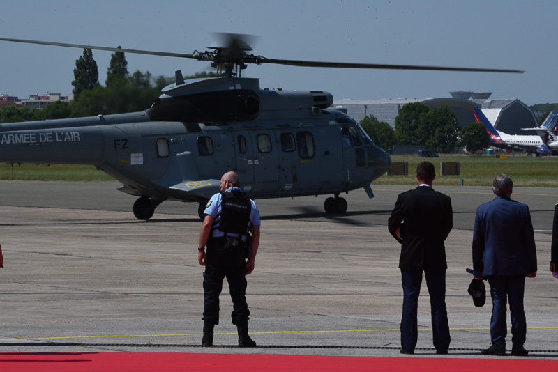 専用ヘリコプターで飛び立っていった